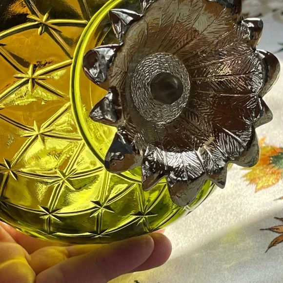 Avocado green bowl w/brass base, pineapple motif 1970s vintage - Picture 2 of 10